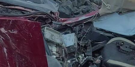 رفع آثار حادث انقلاب تريلا واصطدامها بسيارتين على دائري الوراق (صور)