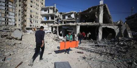 استشهاد طفل وإصابة آخرين في غارة إسرائيلية على دير البلح وسط غزة
