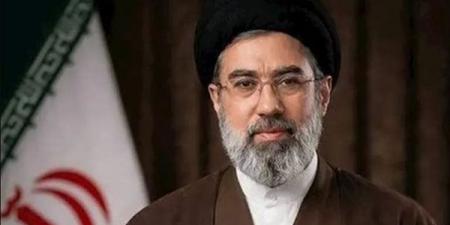 نيويورك تايمز: إسرائيل تجبر مجتبى خامنئي على عدم المشاركة في جنازة والده
