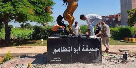 بعد إزالة "الغوريلا الحمراء"، حصان أصفر يتصدر حديقة أبو المطامير في البحيرة (صور)