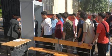 تفتيش دقيق لطلاب الثانوية العامة قبل امتحان الإنجليزي بلجنة الشهيد أحمد محمد بالجيزة (صور)