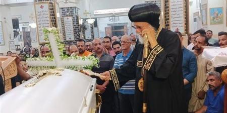 بعد 39 عاما من الخدمة، البابا تواضروس يعزي إيبارشية طهطا في نياحة القمص داود حبيب