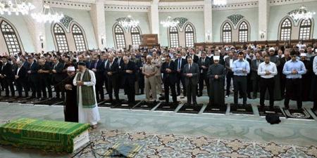 أين يقف الإمام في صلاة الجنازة، وما صفاتها وأركانها في المذاهب الأربعة؟