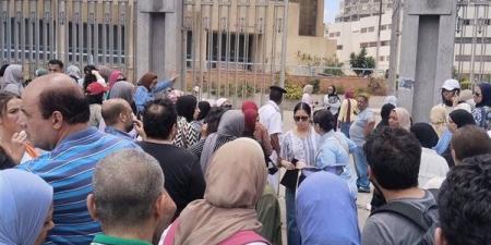 الأسئلة طويلة وغير متوقعة، طلاب الثانوية العامة بالإسكندرية يشتكون من امتحان الرياضيات البحتة (فيديو)