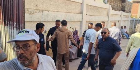 تفتيش طلاب الثانوية العامة على أبواب لجان الامتحانات بالدقهلية