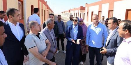محافظ الوادي الجديد تتابع مشروع قرى "الخير والنماء" وإنشاء أول فندق سياحي ببلاط