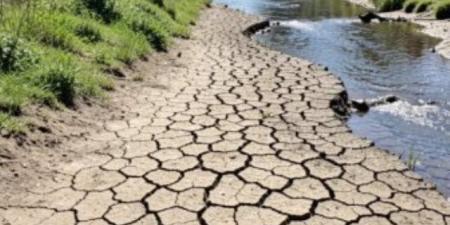نهر لاجاريس يسجل أدنى منسوب مياه بسبب الجفاف في إسبانيا