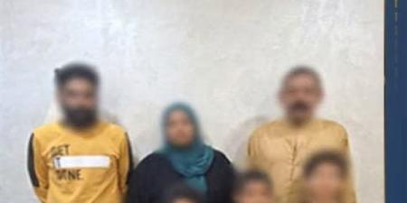 كواليس صورة هزت القلوب، عندما يتاجر الآباء بنوم أطفالهم على الرصيف!