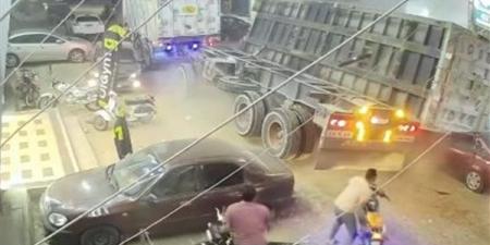 مشهد يحبس الأنفاس، لحظة انقلاب جرار تريلا على سيارة ملاكي ومصرع صاحبها في الحال (فيديو)