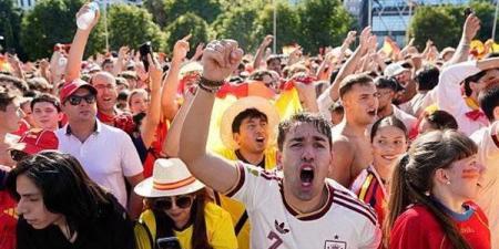 نهائي كأس العالم، جماهير إسبانيا تتوافد على ملعب ميتلايف قبل مواجهة الأرجنتين