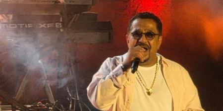بإطلالة شبابية، ملك الراي الشاب خالد يشعل مسرح قرطاج بـ"عبد القادر وديدي" (فيديو)