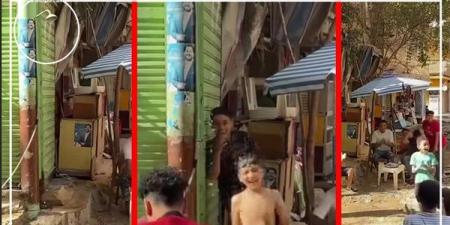 الساحل الشمالي في المحلة، دش حمام معلق على عمود إنارة وسط الشارع يثير الجدل والأمن يتحرك (صور)