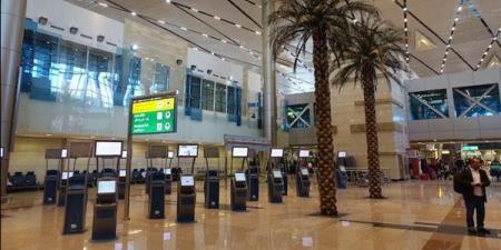 مطار القاهرة يكرم موظفا رفض تقاضي أموال مقابل خدمة راكبة
