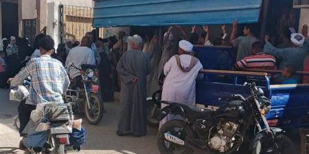 تحت حرارة 43 درجة، أهالي فرشوط بقنا يشتكون من تخصيص شباك واحد لشحن كروت الكهرباء