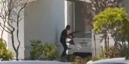 قتلى وجرحى في هجوم مسلح على مطعم أمريكي للوجبات السريعة (فيديو)