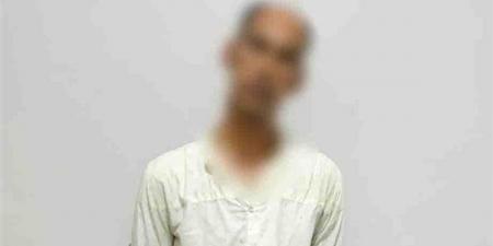 "ماسورة وسلاح أبيض"، عاطل يعتدي على صاحبة مقهى بالقليوبية ويحطم محتوياته