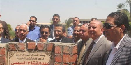 نقيب الصحفيين يضع حجر الأساس للنادي النهري بأسيوط