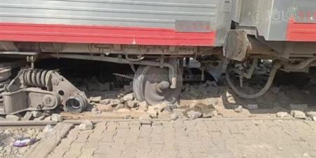 تفاصيل معاينة النيابة لموقع خروج جرار قطار عن القضبان في إمبابة