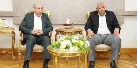 محافظ مطروح يبحث مع وزير الطيران المدني تنشيط الحركة الجوية والسياحية بالمحافظة