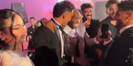 بالرقص على أنغام "آه من البنات"، شيكابالا والونش يشعلان حفل زفاف حسام عبد المجيد (فيديو)