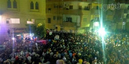 في جنازة مهيبة، أهالي الحسينية بالشرقية يشيعون جثماني سيدة ورضيعها ضحايا انقلاب سيارة بجنوب سيناء