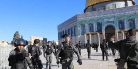 عشرات المستوطنين يقتحمون باحات المسجد الأقصى بحماية شرطة الاحتلال الإسرائيلى