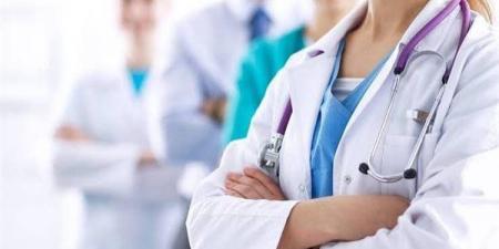 عضو نقابة الأطباء يهاجم طلاب الطب: "بيلبسوا بنطلونات مقطعة" (فيديو)