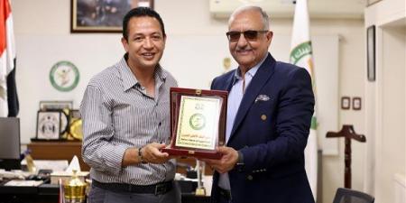 أشرف نصار يستقبل رئيس الاتحاد السكندري ويهديه درع البنك الأهلي (صور)