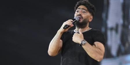 بالأسود، أول ظهور لتامر حسني في حفله الساحل بعد وفاة والده، ماذا قال للجمهور (صور) - النيل نيوز