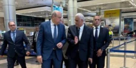 تزامناً مع فترات الذروة.. وزير الطيران يتابع حركة التشغيل بمطار القاهرة ويوجه بتسهيل الإجراءات - النيل نيوز
