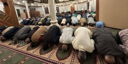 أمين الفتوى يوضح الحكم الشرعي في الصلاة بمسجد به ضريح (فيديو) - النيل نيوز
