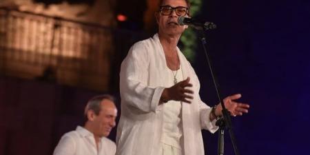 الجمهور كله غنى معاه، مدحت صالح يوثق حفله بالقلعة ويهدي "أي دمعة حزن لا" للراحل هاني شاكر (فيديو) - النيل نيوز