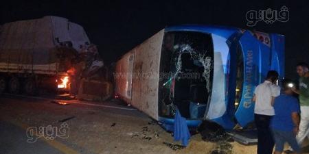 مصرع 4 أشخاص وإصابة 57 آخرين في تصادم مروع بين أتوبيس وسيارة نقل بمحور الضبعة - النيل نيوز