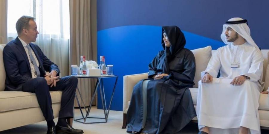 لطيفة بنت محمد تلتقي رئيس المنتدى الاقتصادي العالمي