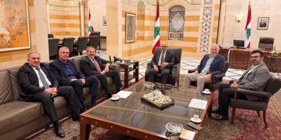 رئيس الحكومة اللبنانية يبحث مع وفد فلسطيني أوضاع اللاجئين ومسار تسليم السلاح داخل المخيمات