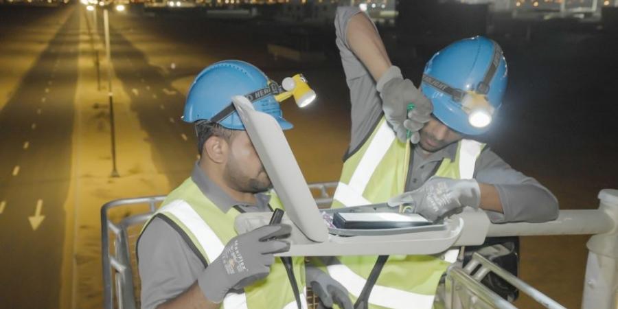 «كهرباء الشارقة» تنير مزيرعة بـ 568 عموداً و28 كلم كابلات