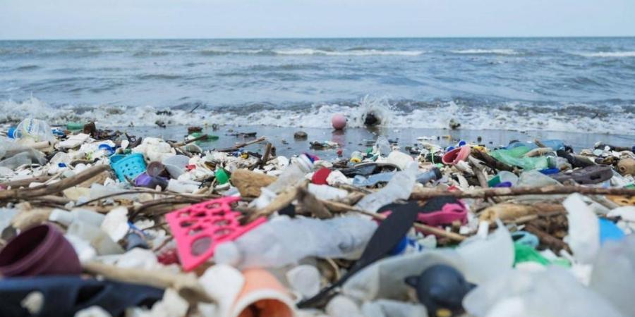 263 مليون طن بلاستيك تغمر المحيطات