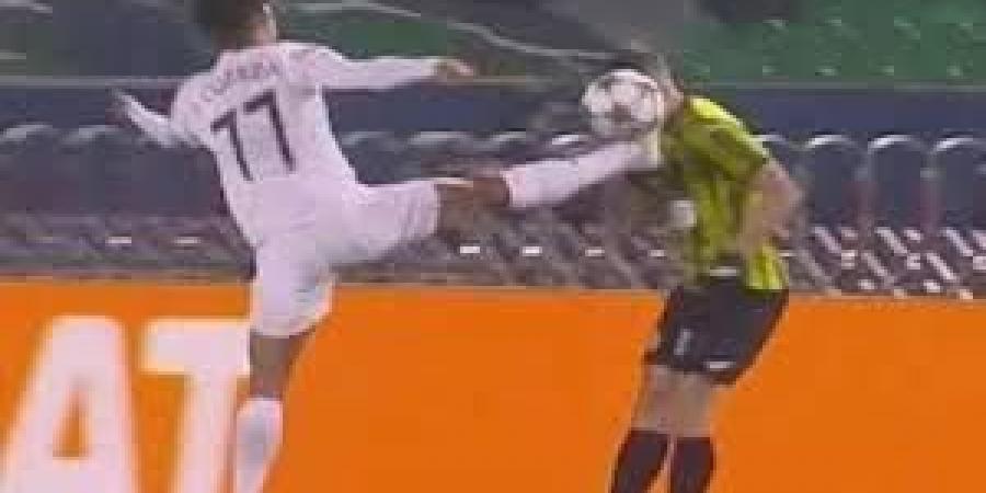 رفع قدمه في وجه الخصم.. شاهد أسرع حالة طرد في دوري أبطال أوروبا (فيديو)