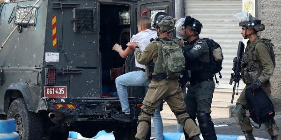 الاحتلال يعتقل 16 مواطناً بينهم طفل من محافظة الخليل