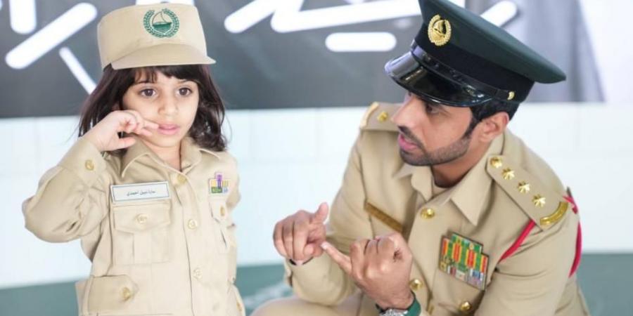 شرطة دبي تحقق أمنية طفلة بارتداء الزي العسكري وجولة بالدوريات الفارهة