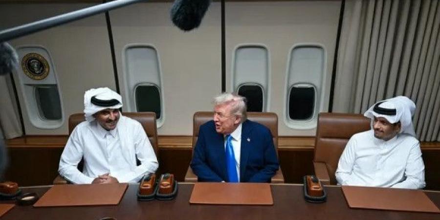 ترامب يلتقي أمير قطر خلال توقف طائرته بالدوحة