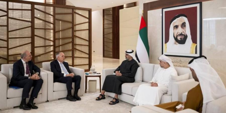 خالد بن محمد يبحث فرص التعاون وتطوير الشراكات مع رئيس «ستيت ستريت»