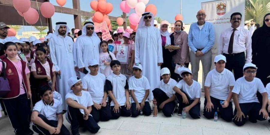 مكتب وزارة الصحة بأم القيوين ينظم ماراثون «الخطوة وردية»