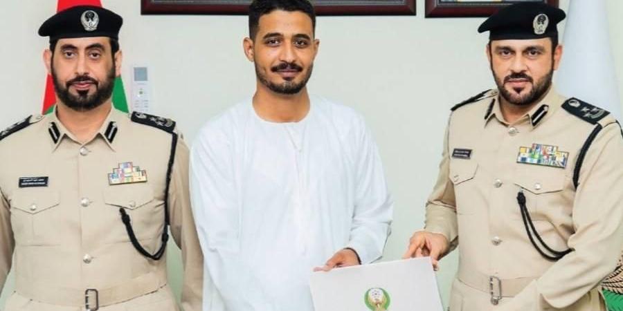 الشارقة.. تكريم شاب أنقذ طفلتين من الغرق في بحيرات الممزر