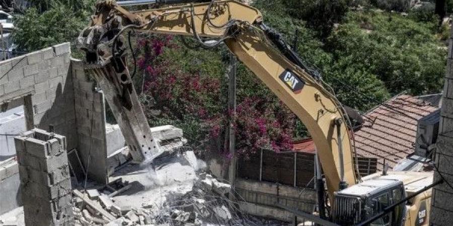 الاحتلال يُسلّم 30 إخطار هدم ووقف بناء في العيسوية والزعيم شرق القدس