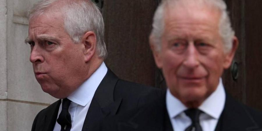الملك تشارلز يجرد شقيقه آندرو من ألقابه و منزله