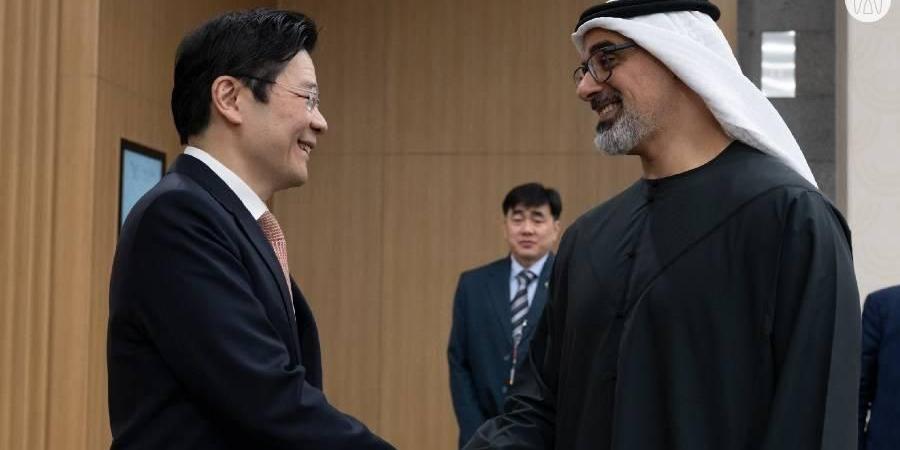 خالد بن محمد بن زايد ورئيس وزراء سنغافورة يبحثان التعاون والشراكات الاستراتيجية