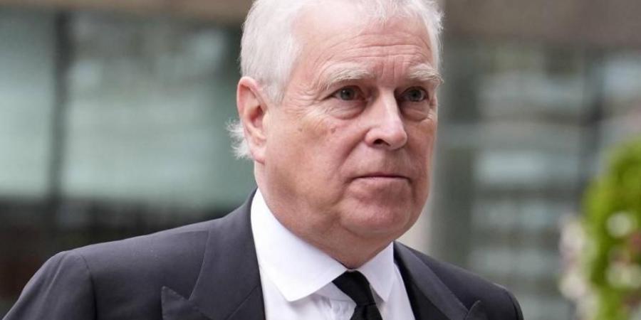 ترحيب في بريطانيا بإبعاد آندرو عن الحياة الملكية