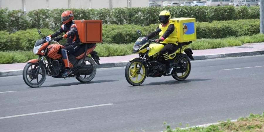 دبي تمنع سير دراجات التوصيل في الحارات السريعة يساراً