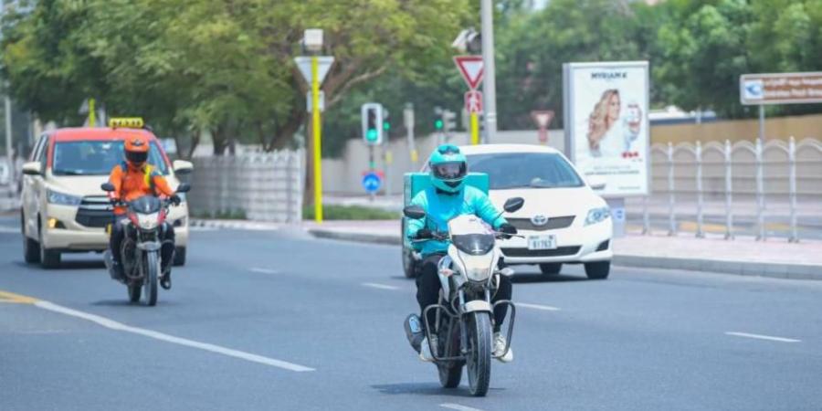 دبي والشارقة تبدآن تطبيق الضوابط الجديدة لسير دراجات التوصيل والمركبات الثقيلة غداً السبت